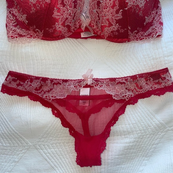 VS red lace set, bra 34C and thong size S - Picture 3 of 4